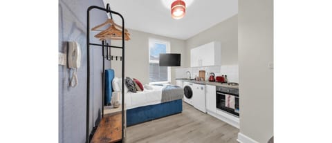 Bed, Kitchen or kitchenette, Bedroom