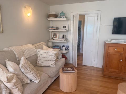 Writer's Cottage, luxurious oasis in the heart of North Hobart House in Hobart