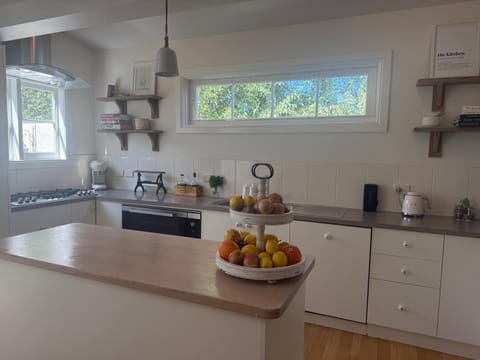 Writer's Cottage, luxurious oasis in the heart of North Hobart House in Hobart