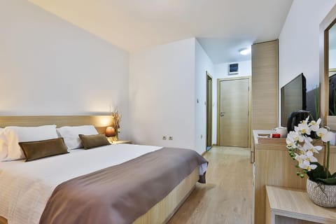 Bed, TV and multimedia, Photo of the whole room, Bedroom, wardrobe