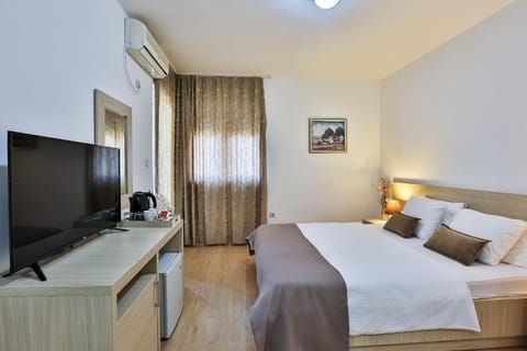 Bed, TV and multimedia, Photo of the whole room, Bedroom, hair dresser, air conditioner