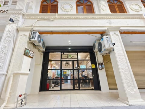 Facade/entrance