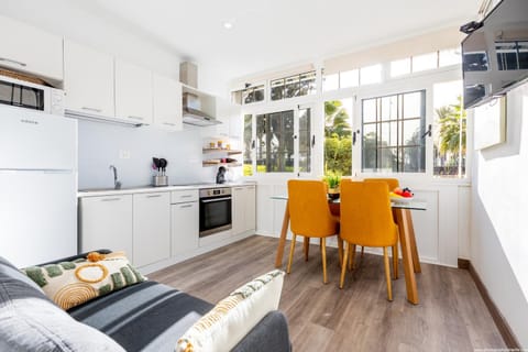 Kitchen or kitchenette, Living room, Seating area, Dining area, oven