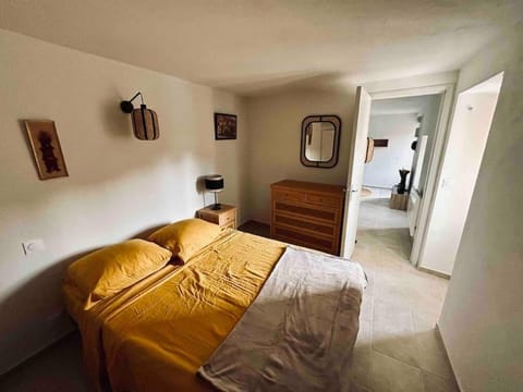 Charmant petit appartement place de l eglise Apartment in Piana