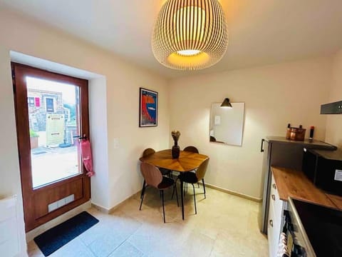 Charmant petit appartement place de l eglise Apartment in Piana