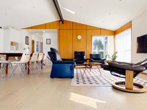 Waterfront villa near IKEA and Sylvia Park House in Auckland