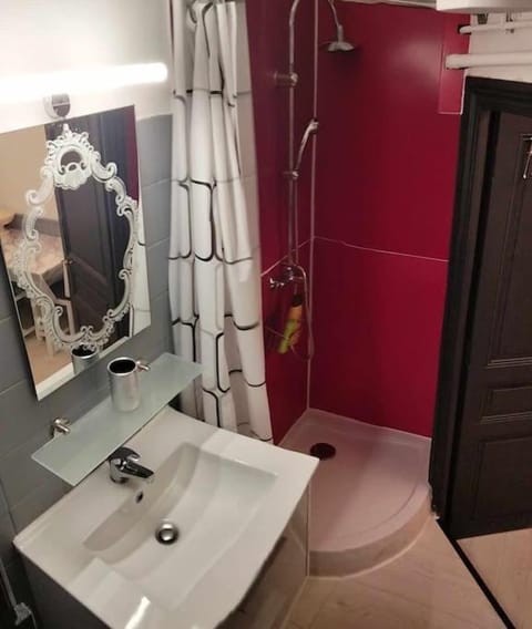 Le Nid Douillet Baroque Linge fourni Apartment in Auvergne-Rhône-Alpes