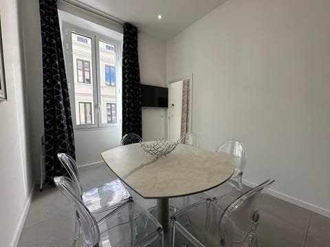 TV and multimedia, Living room, Seating area, Dining area