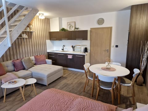 Kitchen or kitchenette, Seating area
