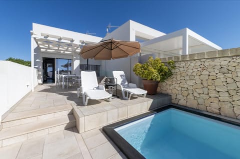 Property building, Balcony/Terrace, Living room, Swimming pool