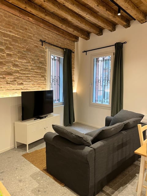 Communal lounge/ TV room, TV and multimedia, Living room, Seating area, Evening entertainment, City view