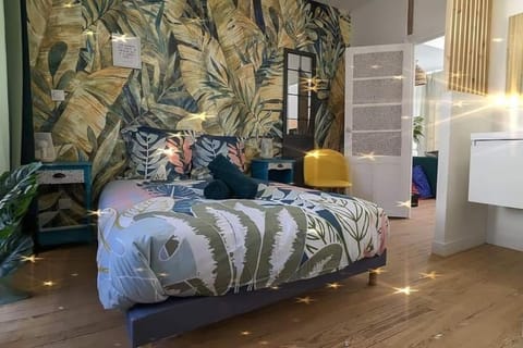 Bed, Living room, Photo of the whole room, wardrobe