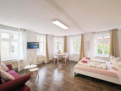Bed, TV and multimedia, Living room, Seating area, Bedroom, towels