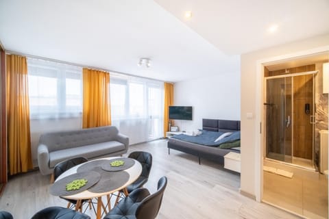 Communal lounge/ TV room, Bed, TV and multimedia, Living room, Photo of the whole room, Seating area