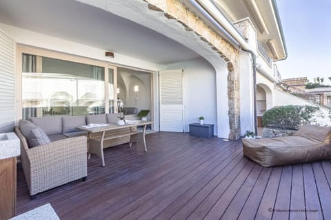 Property building, Patio, Balcony/Terrace, Dining area