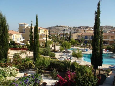 Garden, Swimming pool, Location