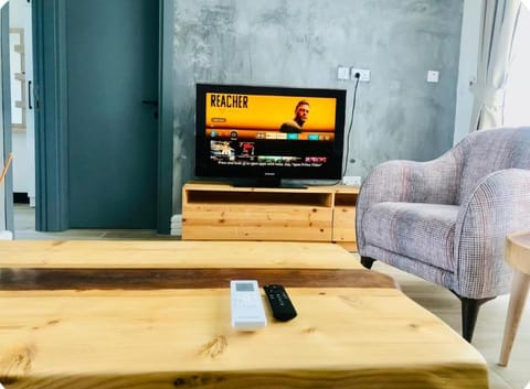 Property building, Communal lounge/ TV room, TV and multimedia, Living room, Seating area, Evening entertainment