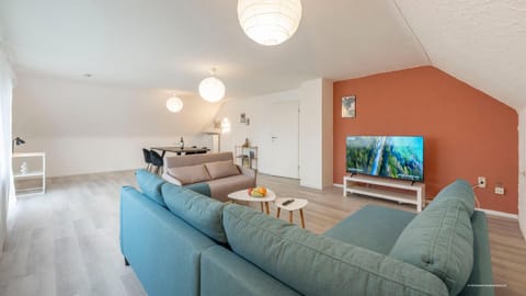 TV and multimedia, Living room, Seating area, Dining area, Evening entertainment