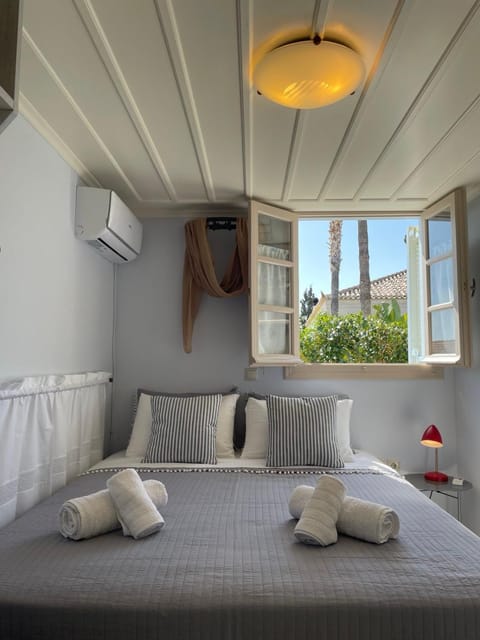 Vivi's Apartments Loft Apartment in Spetses