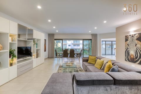 Communal lounge/ TV room, TV and multimedia, Kitchen or kitchenette, Living room, Seating area, Evening entertainment