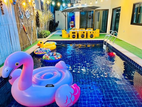 Pool view, Swimming pool, sunbed