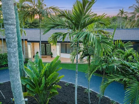 VillaKOBO Heated pool Spa Golf Tennis crocodile House in Golden Glades