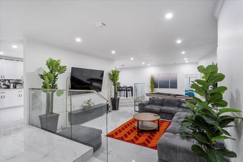 VillaKOBO Heated pool Spa Golf Tennis crocodile House in Golden Glades