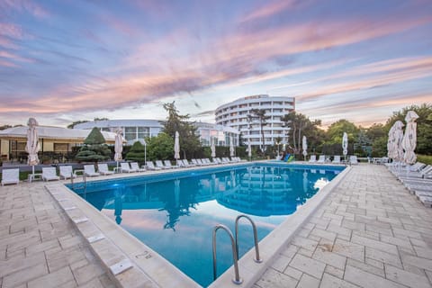 Property building, Restaurant/places to eat, Facade/entrance, Day, Balcony/Terrace, Pool view, Swimming pool, sunbed, sunbed
