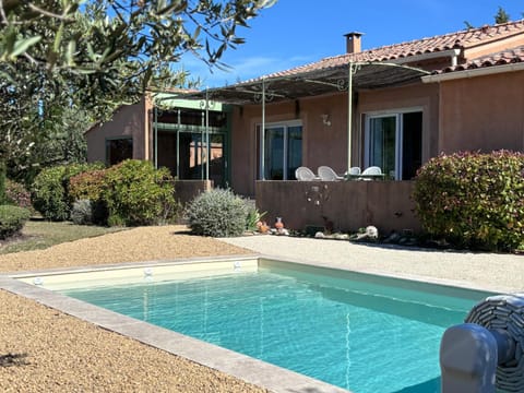 La Villa Tanamera, très jolie maison piscine, à 2 pas du centre-ville House in Bédoin