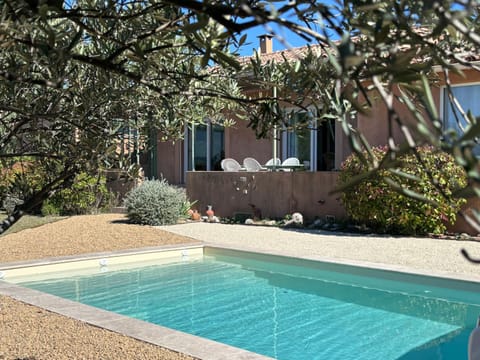 La Villa Tanamera, très jolie maison piscine, à 2 pas du centre-ville House in Bédoin