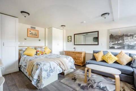 Bed, Seating area, Bedroom