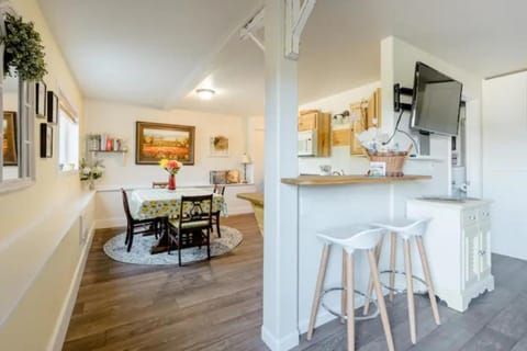 Kitchen or kitchenette, Seating area, Dining area, minibar