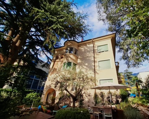 Apartment wildflower in Privatvilla im Herzen Merans Apartment in Merano