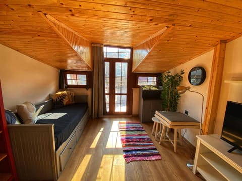 Communal lounge/ TV room, TV and multimedia, Living room, Seating area, Evening entertainment