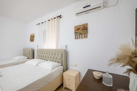 Bed, Photo of the whole room, Bedroom, internet, towels, air conditioner