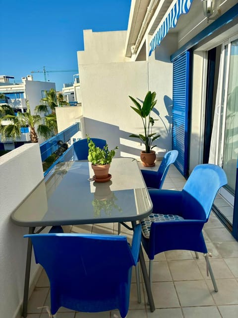 Balcony/Terrace, Pool view, Meals