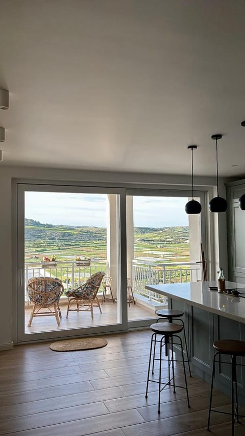 Natural landscape, View (from property/room), Balcony/Terrace, Seating area, Dining area