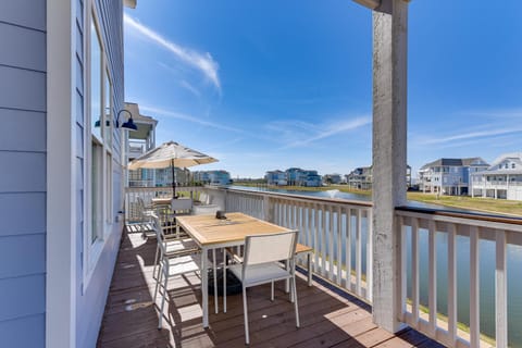 Walk to Beach! Waterfront Galveston Gem with Decks House in Galveston Island