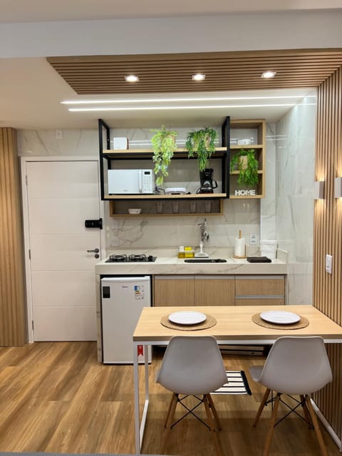 Kitchen or kitchenette, Dining area, minibar, oven, stove