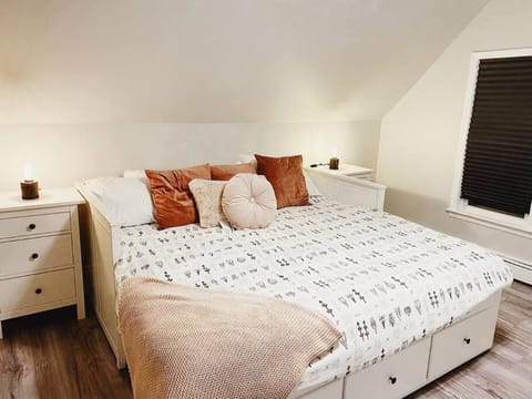 Bed, Photo of the whole room, Bedroom