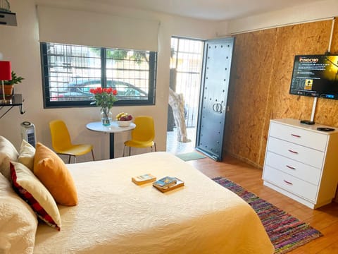 Bed, Living room, Photo of the whole room, Seating area, Dining area, Bedroom, hair dresser