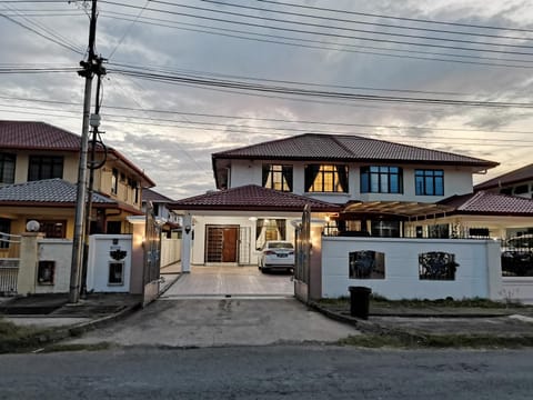 Property building, Day, Neighbourhood, Street view
