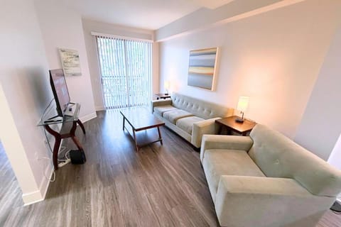 Stylish 2 Bed 2.5 Bath Condo Near Beverly Hills. Apartment in Westwood