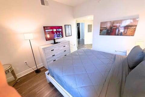 Stylish 2 Bed 2.5 Bath Condo Near Beverly Hills. Apartment in Westwood