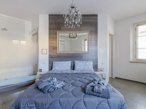 Shower, Photo of the whole room, Bedroom, towels, air conditioner