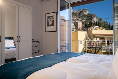Bedroom, Mountain view