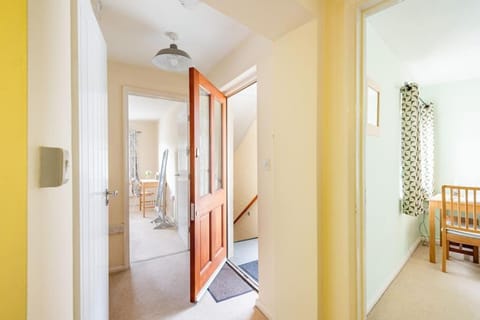 Lovely Town Centre 1 Bed Nr Country & River Walks Apartment in Cirencester