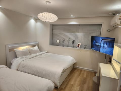 Property building, Bed, TV and multimedia, Photo of the whole room, Bedroom, air conditioner