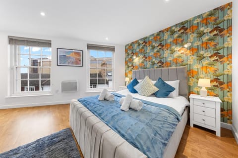 Photo of the whole room, Bedroom