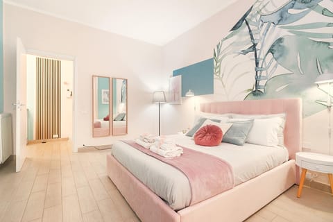 Bed, Photo of the whole room, towels